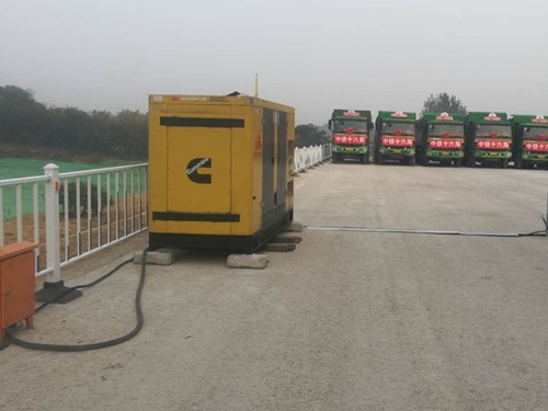 潜山电力系统的稳定性和设备兼容性如何影响发电机组的频率规格？